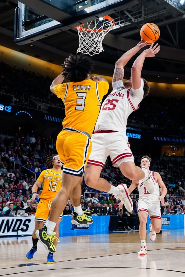 Race Thompson (25) drives to the net against Kent State Golden Flashes guard Sincere Carry (3).